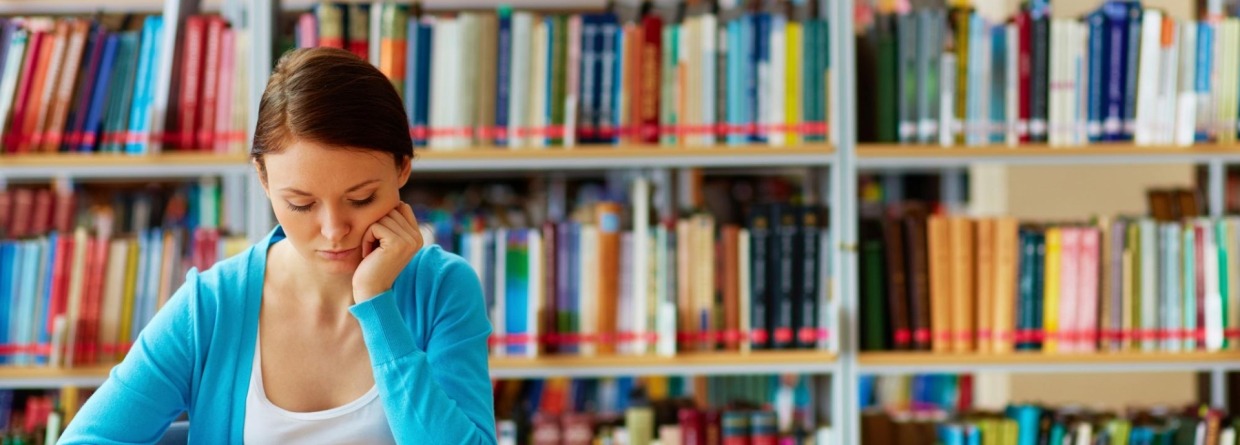 Student zit telezen in bibliotheek 