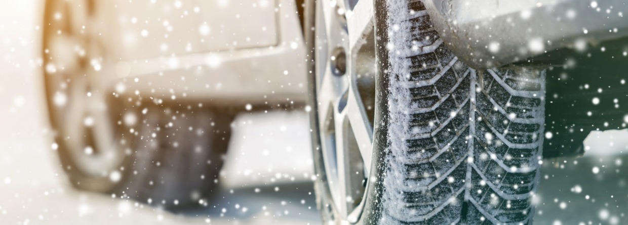 Autobanden in de sneeuw