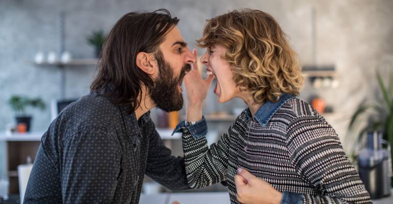 Man en vrouw die ruzie hebben in de keuken