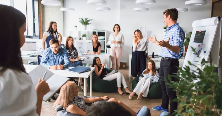 Zakenman maakt een presentatie op kantoor voor het zakelijke team